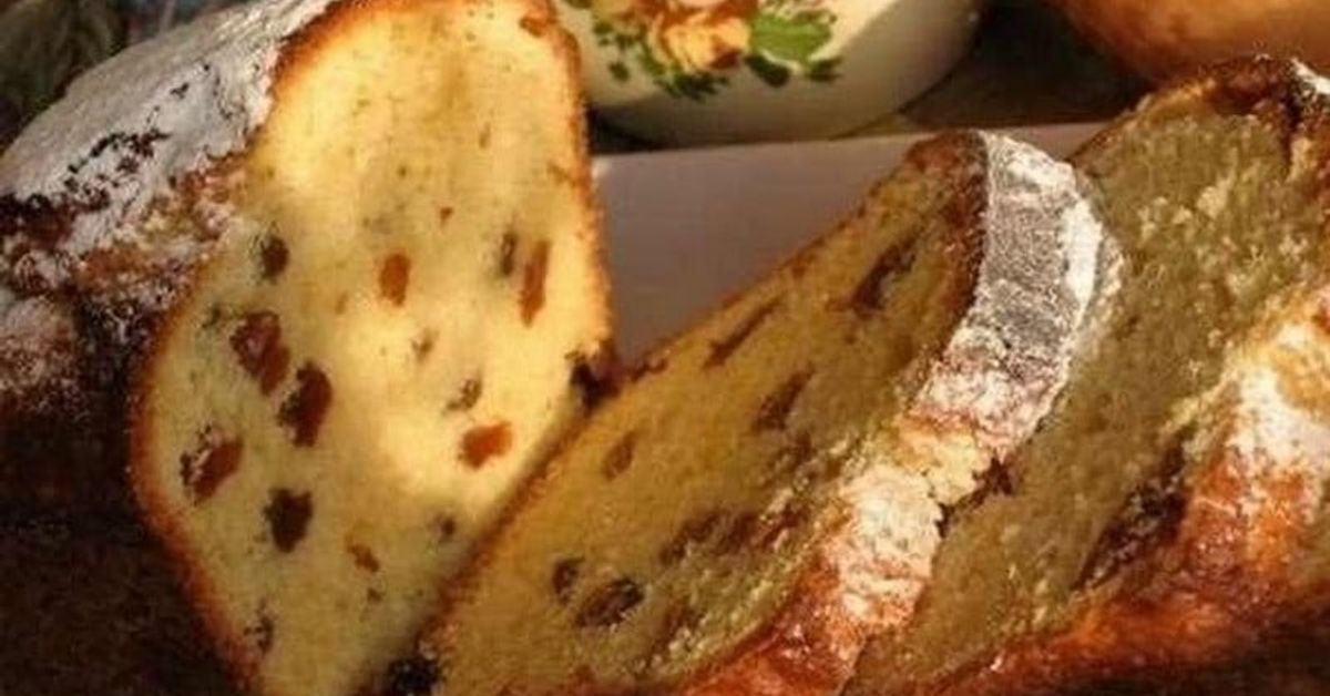 Бърз кекс с домашен вкус – сладко изкушение Домашен кекс със стафиди, поръсен с пудра захар