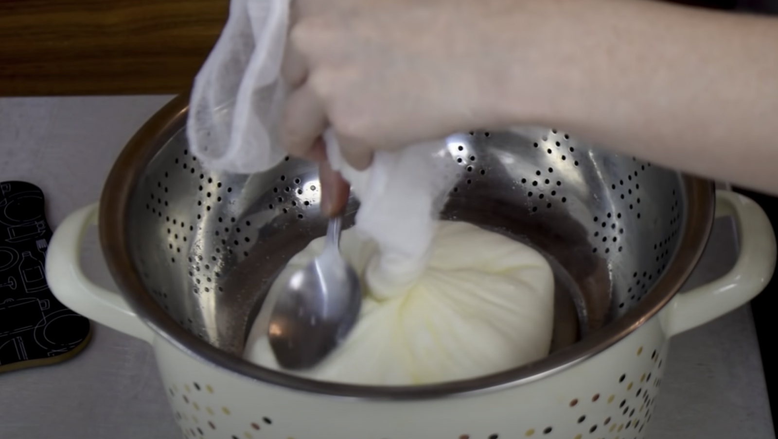 Домашно сирене от мляко и капка оцет – невероятно лесно и вкусно като от мандра 3 Домашно сирене от мляко и капка оцет – невероятно лесно и вкусно като от мандра 3