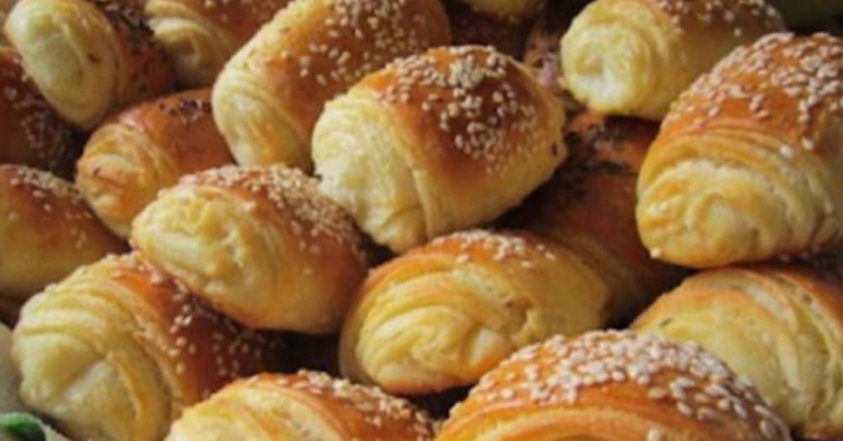 Домашни златни рулца: апетитно предложение с мека коричка и богат вкус Апетитни златисти кифлички със сусам, прясно изпечени.
