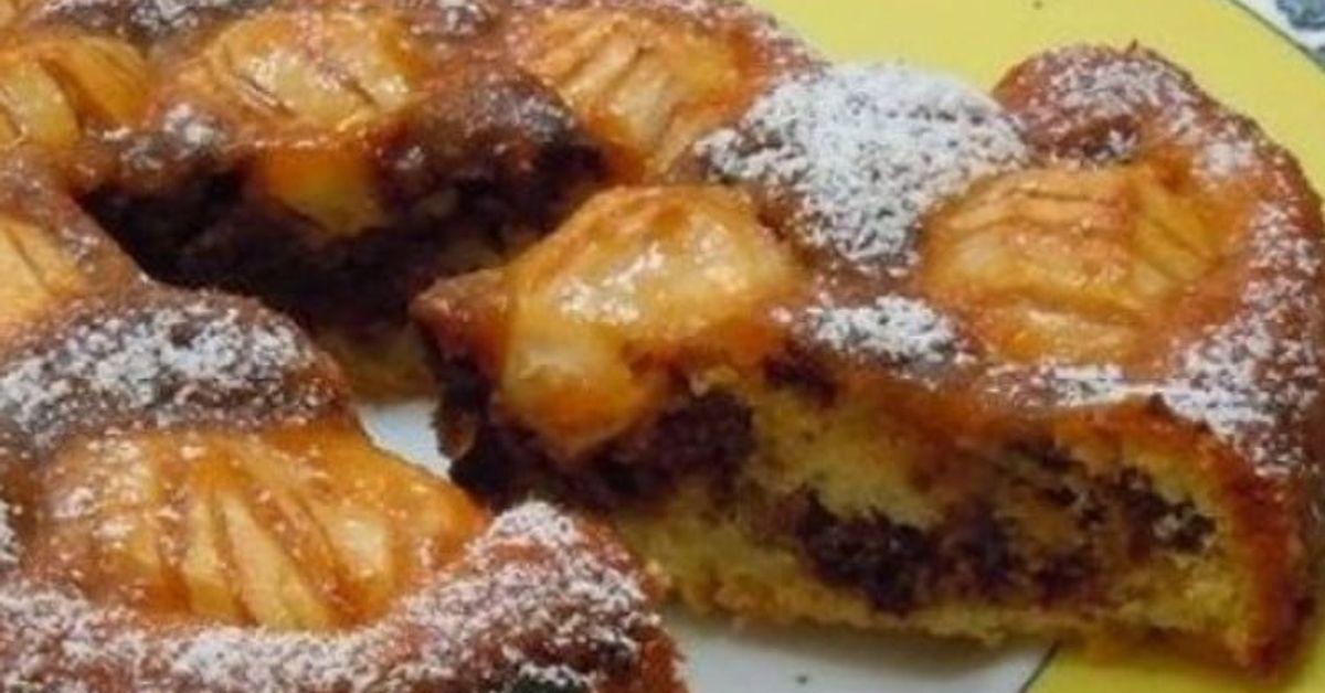 Опитайте този лесен сладкиш – вкусът му ще ви върне усмивката! Апетитен ябълков сладкиш с шоколадови парченца, поръсен с пудра захар.