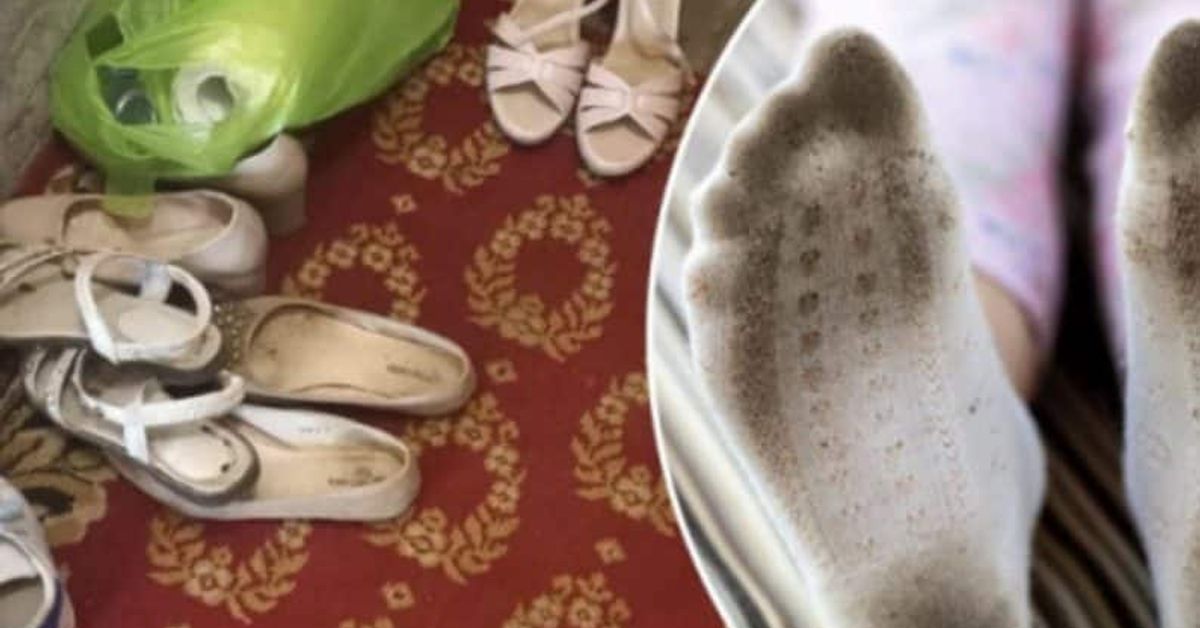 Как да поддържате пода толкова чист, че чорапите ви да останат снежнобели Мръсни бели чорапи и разхвърляни обувки на червен килим.