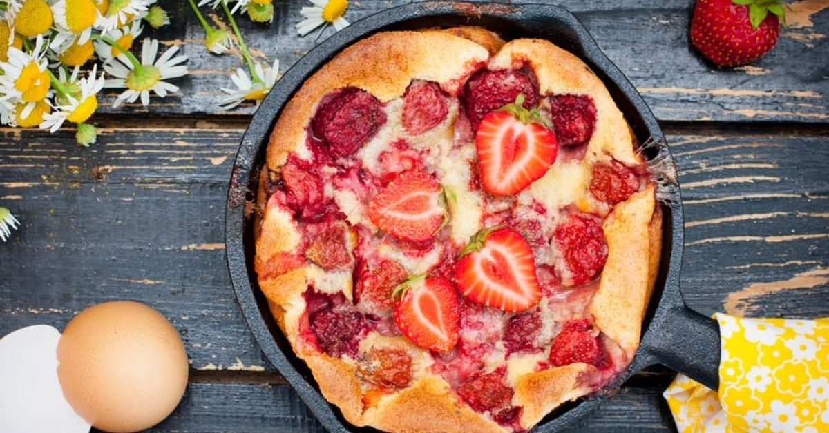 Ягодова торта с ванилов аромат – лесен и неустоимо свеж десерт Вкусен ягодов десерт в чугунен тиган на дървена маса.