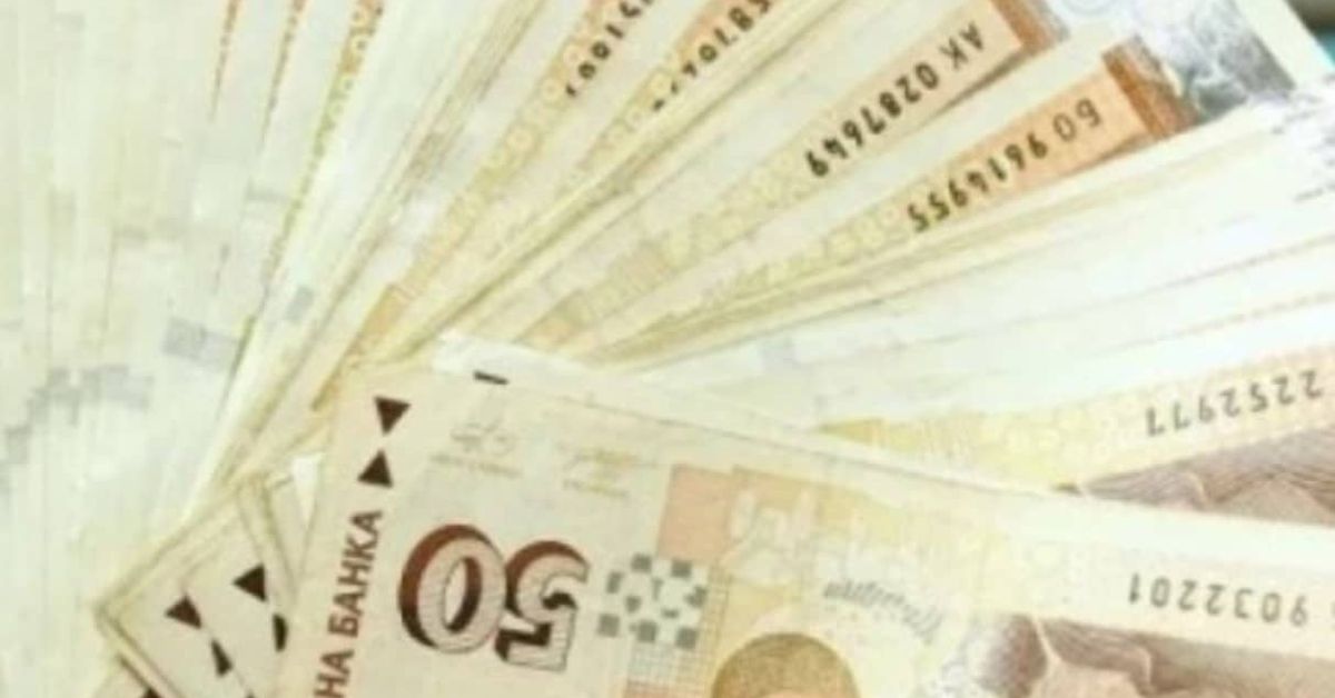 Тайната на привличането на пари и как да работи в твоя полза Много български банкноти от 50 лева, разпръснати на ветрило.