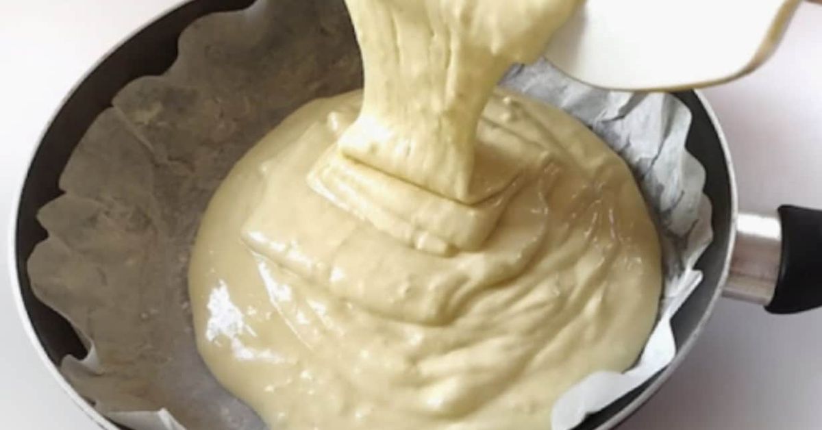 Сочна торта в тиган – магически вкус и лесна подготовка без фурна Приготвяне на кекс: гъсто тесто се излива в тава с хартия за печене.