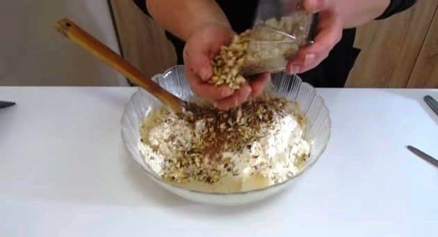 Добавяне на орехи и канела