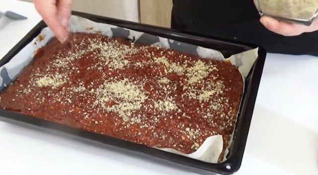 Готов ябълков сладкиш с орехи