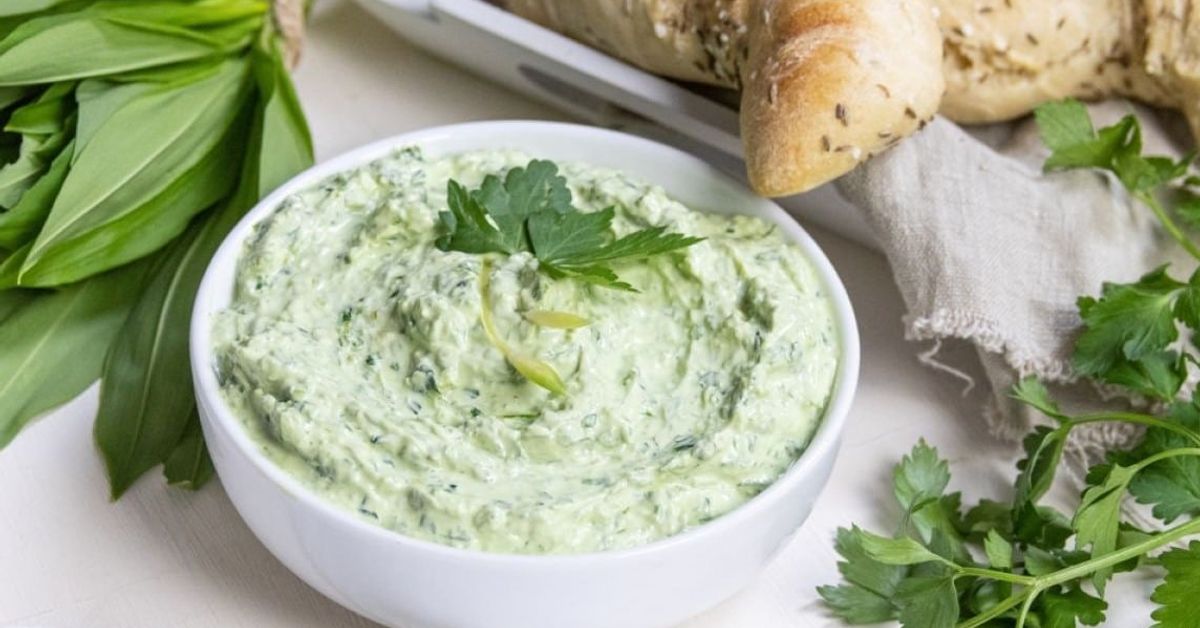 Пикантна разядка с краставици и сирена – свеж вкус Свеж дип от див чесън и магданоз, поднесен с ароматни хлебчета.