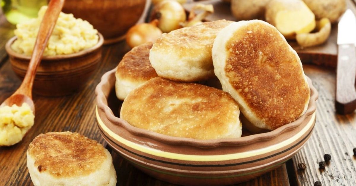 От баба се научих да въртя чудни тиганици със сирене, споделям рецептата Златни пържени пирожки с картофи, сервирани с картофено пюре на дървена маса.