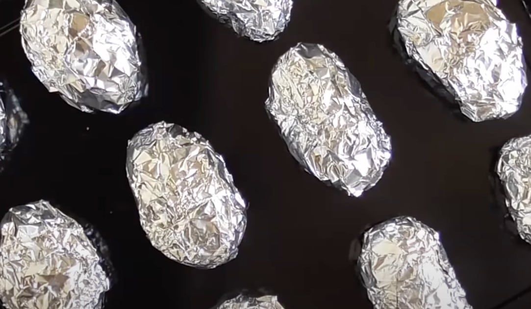 Картофи във фолио, готови за печене