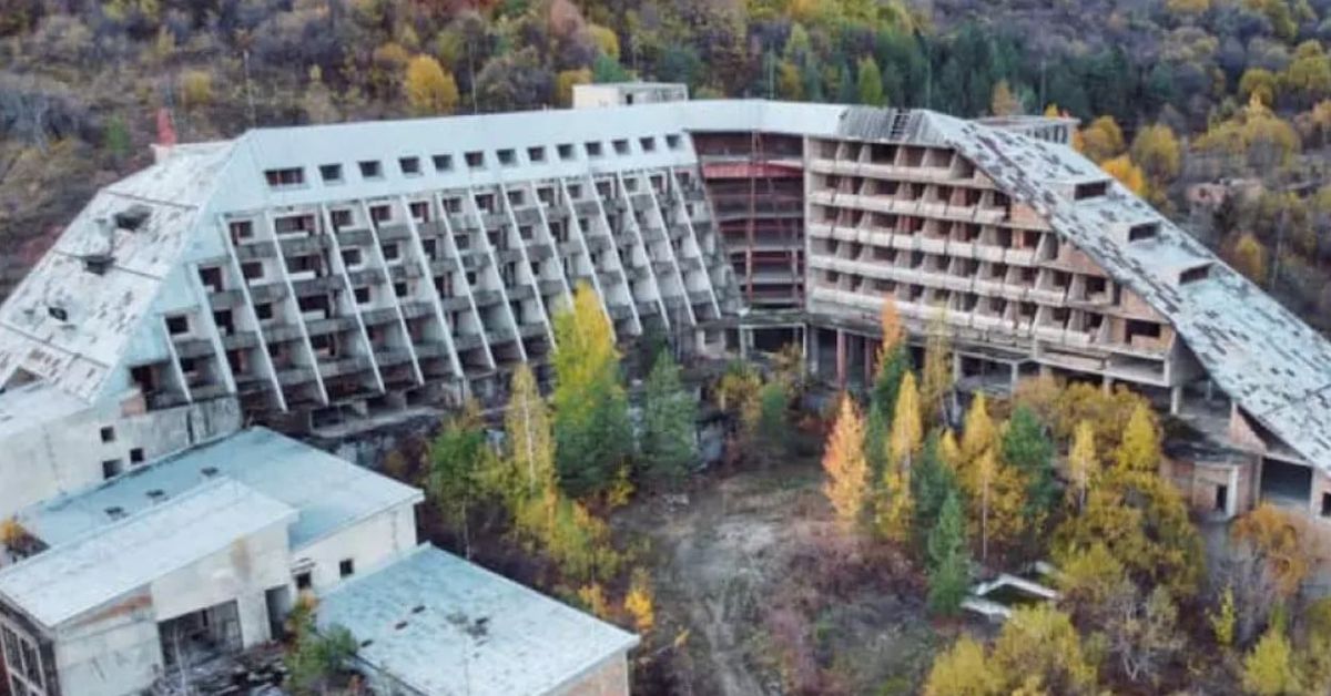 Българският Обект 51 – между легендите и документалните факти Дрон изглед на изоставен планински хотел през есента.