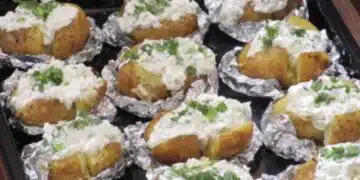 Най-вкусното изкушение на сезона – салата, скрита в ароматни печени картофи 9