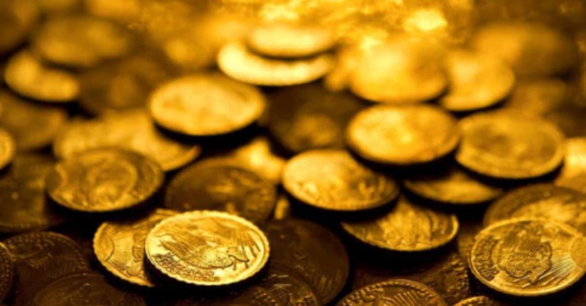 Тези 4 зодии ще се къпят в пари тази седмица! Купчина блестящи златни монети, някои с релефен орел.