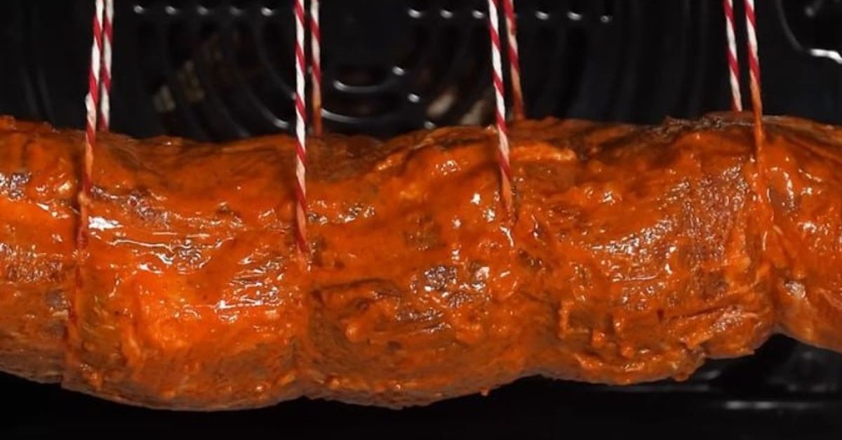 Мрежата полудя по това ястие, няма такава вкусотия - трябва ти само свински врат и 2 килограма сол! Мариновано месо с червен сос, вързано с конец, приготвено за печене.