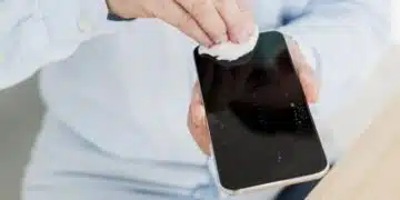 Редно ли е да изключа смартфона си преди да почистя неговия екран? 15