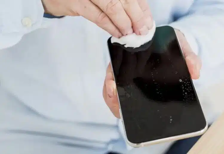 Редно ли е да изключа смартфона си преди да почистя неговия екран? 1