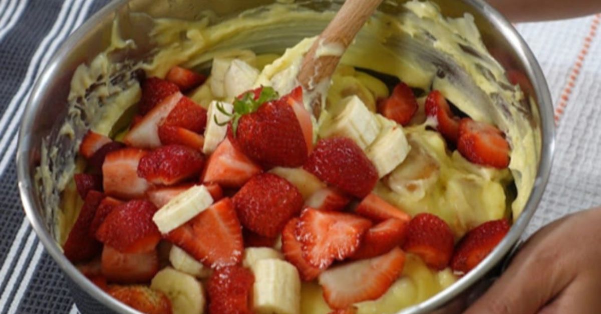 Правя торта от ягоди в тенджера - става мега вкусно и не цапам излишно Приготвяне на вкусен плодов десерт с ванилов крем, ягоди и банани.