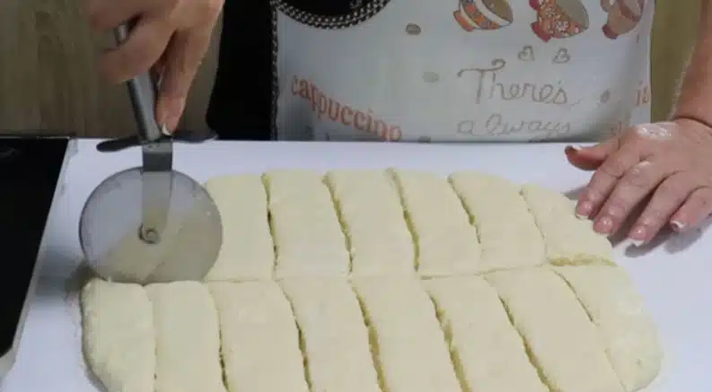 Доскоро се редях в пекарната за тези безумно вкусни мекици, но вече имам рецептата и ги правя у дома, трябва да опиташ: 2