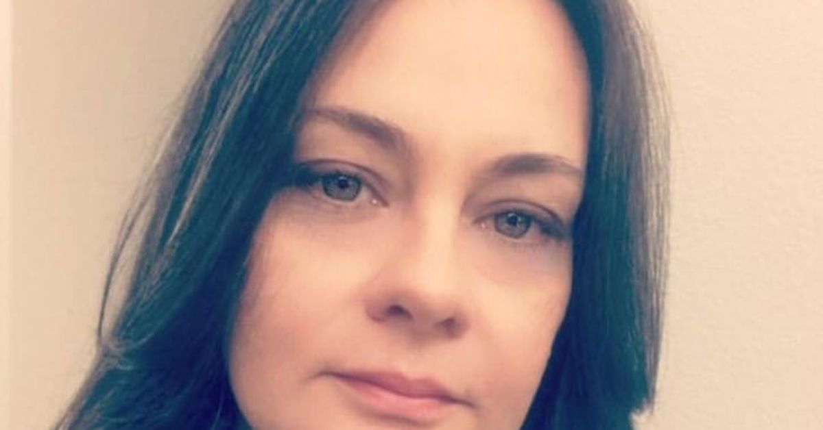 Ето как сервитьорка успя да спаси малтретирано детенце, трябваше ѝ само брилянтна идея Жена с дълга тъмна коса и светли очи, носеща кариран шал