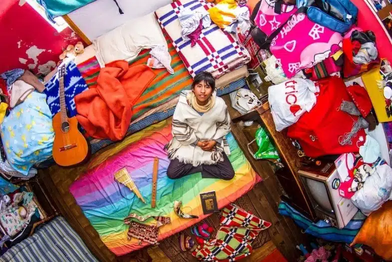 Проектът „Моята стая“ на френски фотограф придоби широк интерес – той показва как се различават спалните на младите хора по света 10