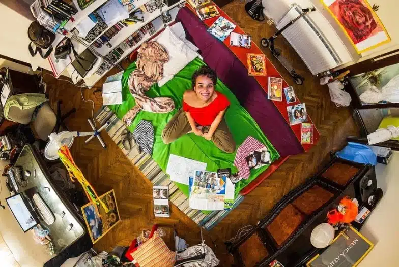 Проектът „Моята стая“ на френски фотограф придоби широк интерес – той показва как се различават спалните на младите хора по света 11