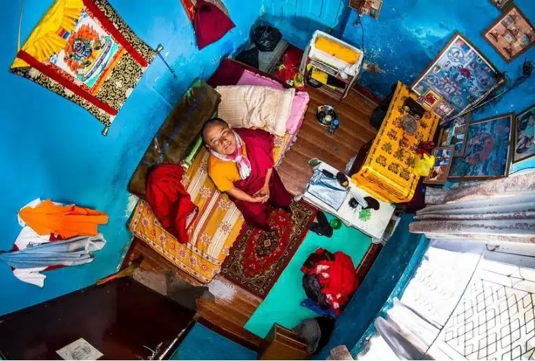 Проектът „Моята стая“ на френски фотограф придоби широк интерес – той показва как се различават спалните на младите хора по света 12