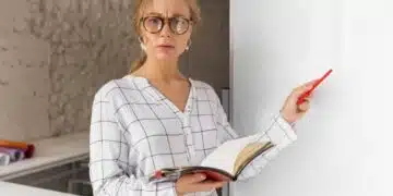 Жена обвинила учителката на сина си, че съблазнява съпруга ѝ – постави огромен банер пред училището 1