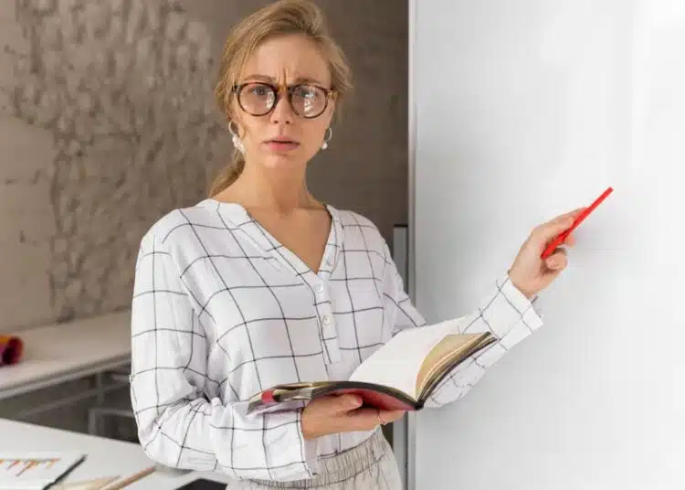 Жена обвинила учителката на сина си, че съблазнява съпруга ѝ – постави огромен банер пред училището 1 Жена обвинила учителката на сина си, че съблазнява съпруга ѝ – постави огромен банер пред училището 1