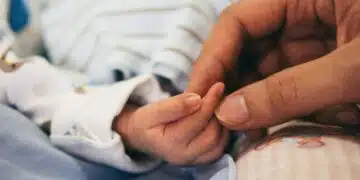 Двойка се опита да продаде 8 месечното си бебе, за да си купи най-новия модел айфон 6