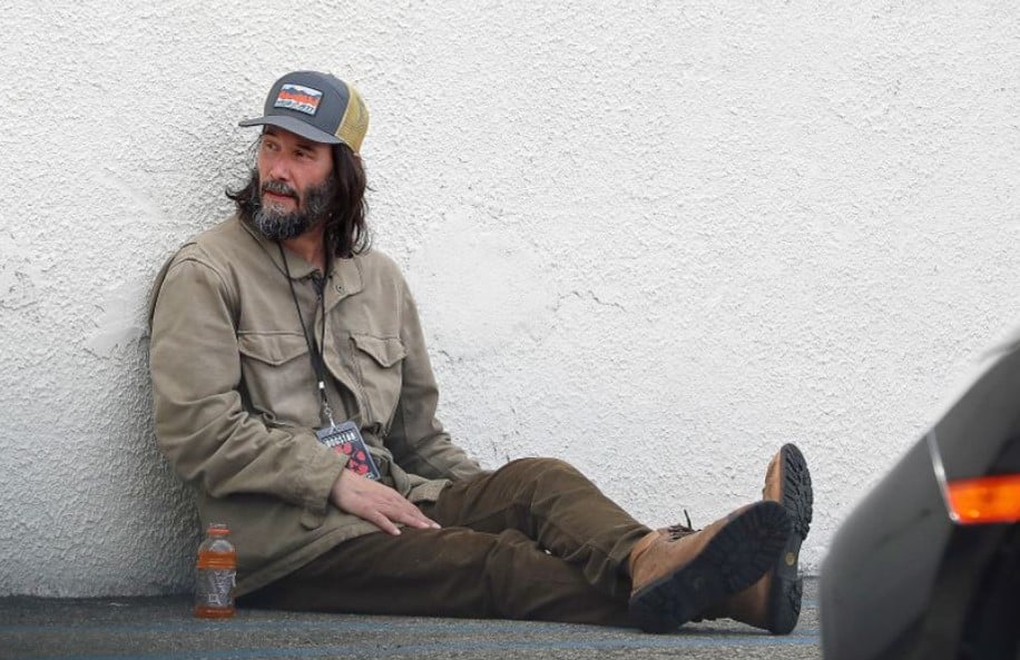 Тези снимки обиколиха целия свят – и НЕ, това не е бездомник, а човек със стотици милиони долари в сметките си! 18