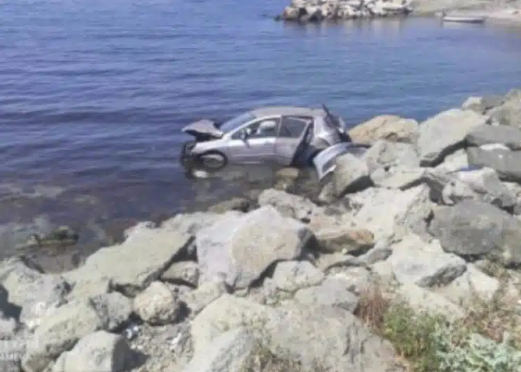 Мъж се приземи с автомобила си в морето сред зрелищна каскада, а след това в болницата сложи край на живота си... 1