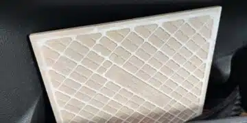 Практичният инвентар на тираджиите: плочка от гранитогрес в шофьорската кабина 15