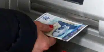 Какво се случва? Банките отново вдигат таксите си, а тегленето на пари в брой става скъпо удоволствие! 14