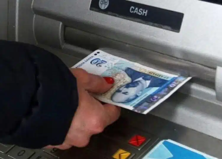 Какво се случва? Банките отново вдигат таксите си, а тегленето на пари в брой става скъпо удоволствие! 1
