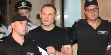 Васил Божков е сам в килия, съпругата му е оставила огромна библиотека в ареста, а днес в 13:00 часа ще бъде разпитан! 6