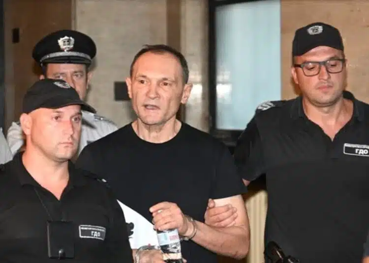 Васил Божков е сам в килия, съпругата му е оставила огромна библиотека в ареста, а днес в 13:00 часа ще бъде разпитан! 1