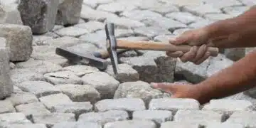 Откриха бащата на детето, което в жегата редеше павета в центъра на София... 5