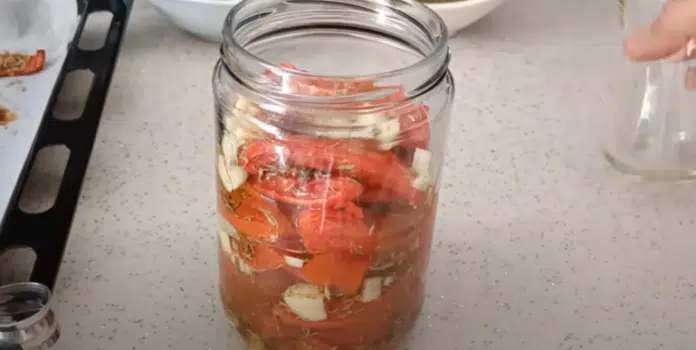 Всяка година по това време приготвям любимите доматки за зимата, научих всички близки да ги правят така: 1