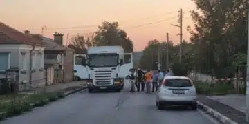 3 души са арестувани след като се саморазправиха с шофьор отнемайки живота му, защото е блъснал дете на пътя в село Прилеп 12