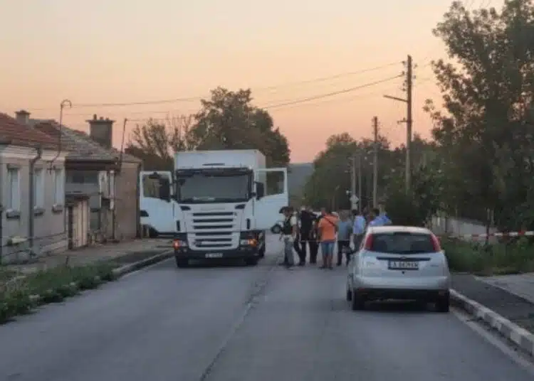 3 души са арестувани след като се саморазправиха с шофьор отнемайки живота му, защото е блъснал дете на пътя в село Прилеп 1