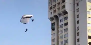 Огромна доза адреналин – 3 души скочиха с парашут от покрива на 20 етажна сграда в София! ВИДЕО 3