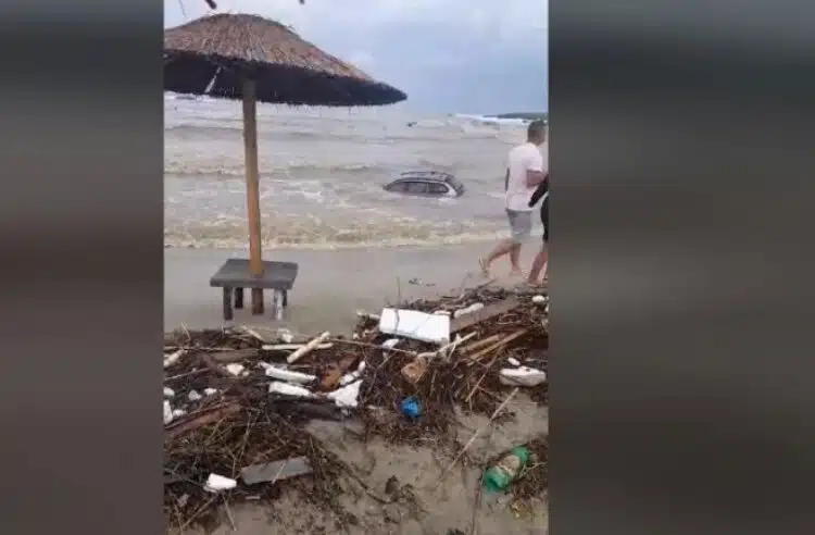 Положението е апокалиптично! ВИДЕО от плажа в Арапя показва състоянието му в момента! 1 Положението е апокалиптично! ВИДЕО от плажа в Арапя показва състоянието му в момента! 1