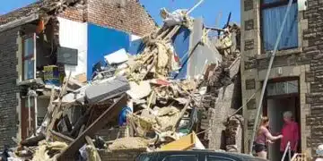 Адмирации! Съседи се притекоха на помощ на семейство, което загуби дома си вследствие на газова експлозия, която рани майка и двете ѝ деца! 3
