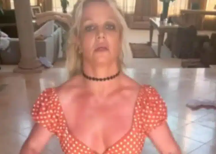 Полиция била изпратена по спешност в дома на Бритни Спиърс! 1