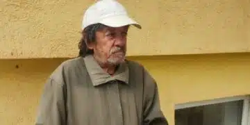 Много тежка история! Възрастен сляп скитник е малтретиран и унижаван от младежи! 2