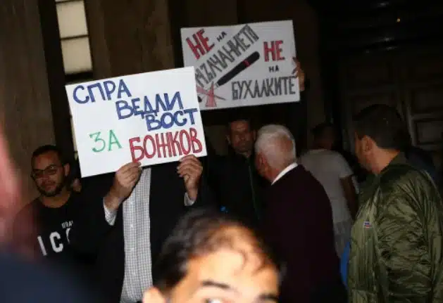 Васил Божков се появи с белезници в съда, съпроводиха го с нещо необичайно... СНИМКИ 4