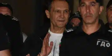 Васил Божков се появи с белезници в съда, съпроводиха го с нещо необичайно... СНИМКИ 1