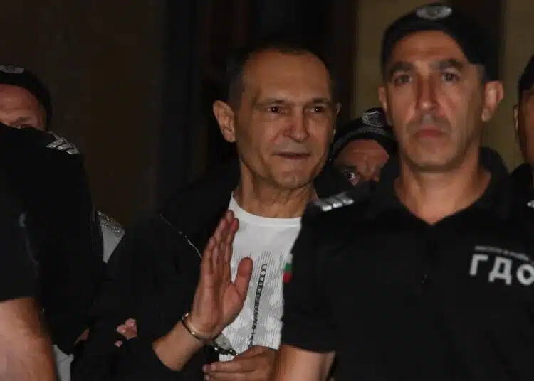 Васил Божков се появи с белезници в съда, съпроводиха го с нещо необичайно... СНИМКИ 1