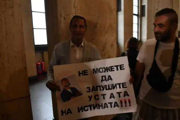Васил Божков се появи с белезници в съда, съпроводиха го с нещо необичайно... СНИМКИ 5