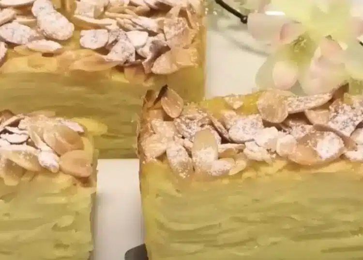 Вкусен сладкиш с ябълки и крем – готов само за час! 1