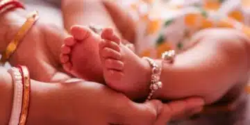 Бебенце дойде на бял свят с 14 пръста на ръцете и 12 на краката – родителите не мислят, че е аномалия, вярват, че е божествен знак! СНИМКА 1